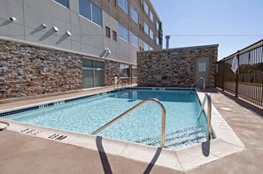 Piscine extérieure en saison, chaises longues