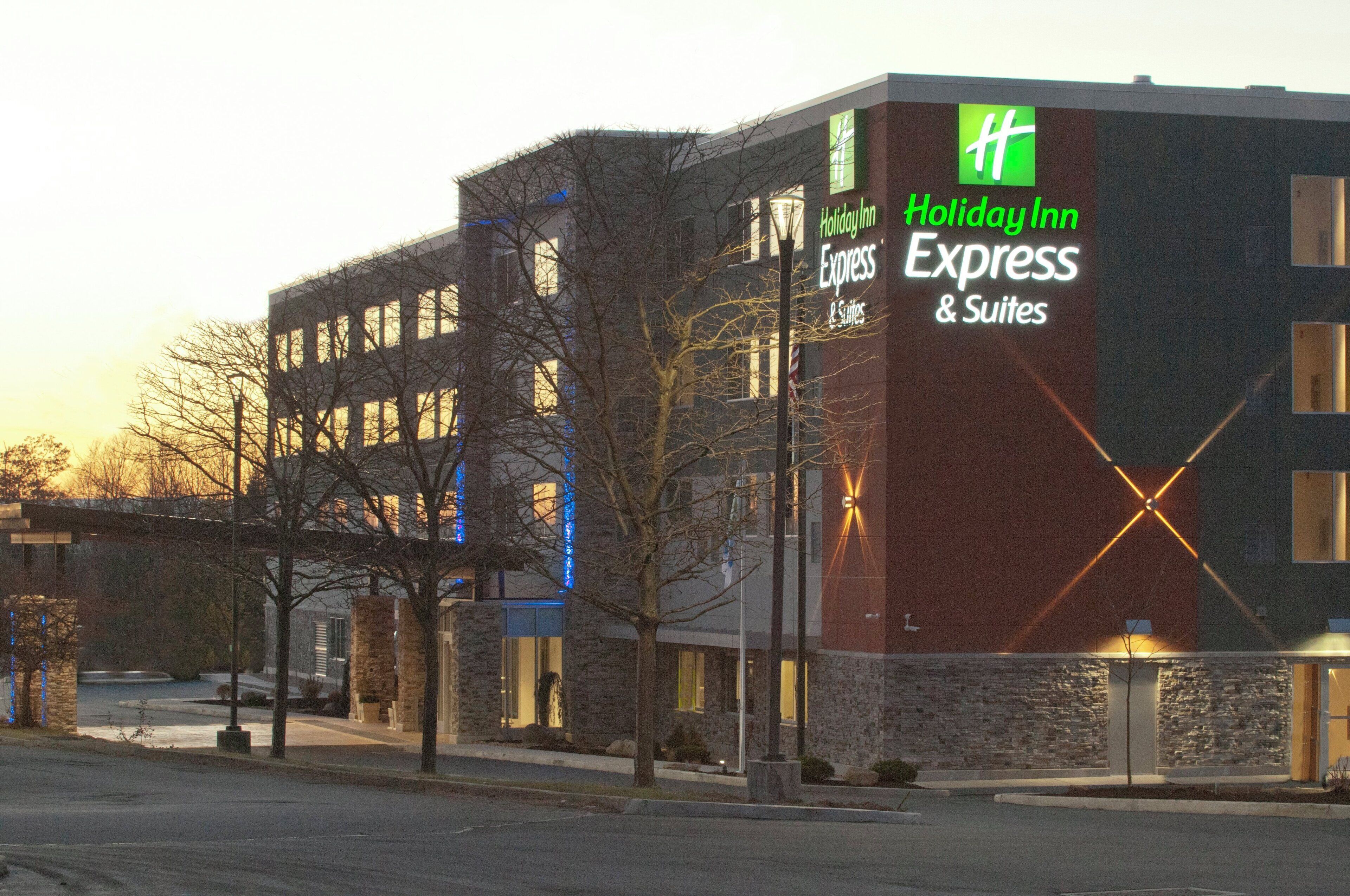 Edificio de Holiday Inn Express & Suites con fachada de ladrillo y varias ventanas.