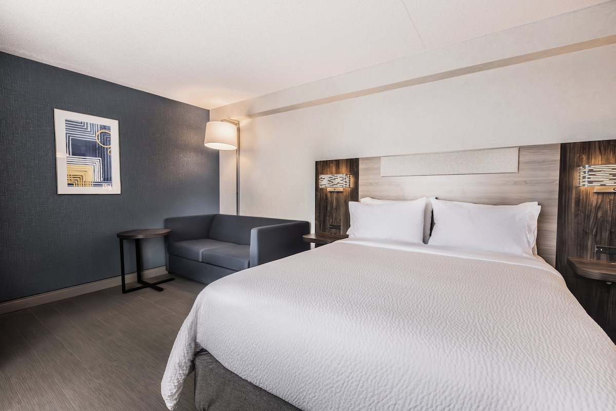 Standard Room, 1 Queen Bed with Sofa bed, Corner | In-room safe, desk, laptop workspace, iron/ironing board
