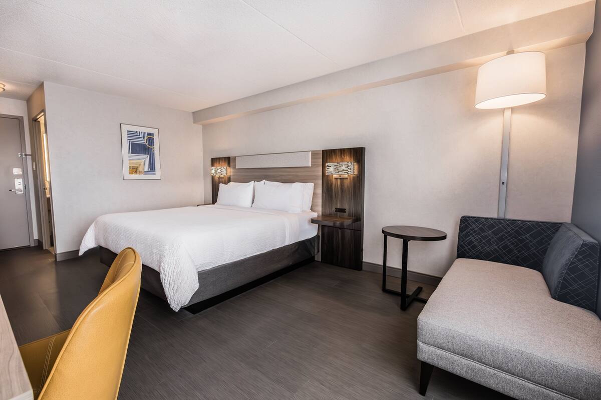 Standard Room, 1 King Bed | In-room safe, desk, laptop workspace, iron/ironing board