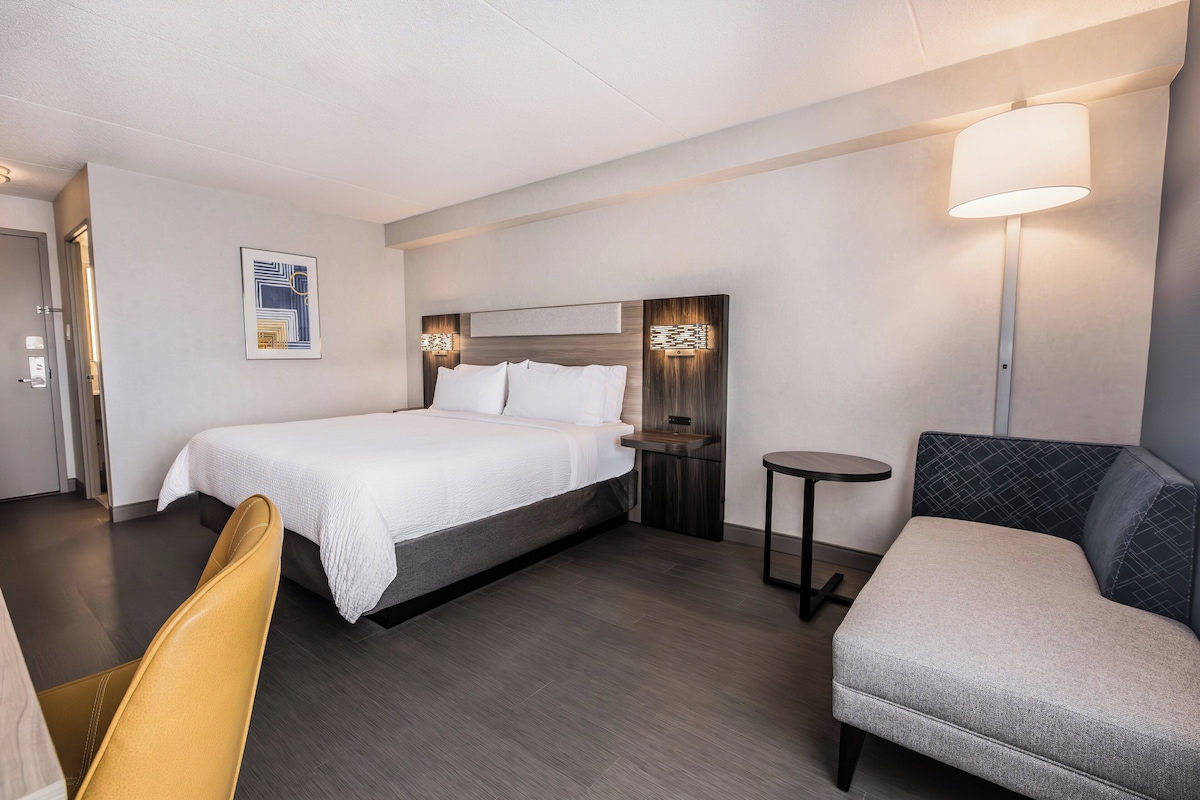 Standard Room, 1 King Bed | In-room safe, desk, laptop workspace, iron/ironing board