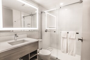 Chuveiro, produtos de toalete grátis, secador de cabelo 