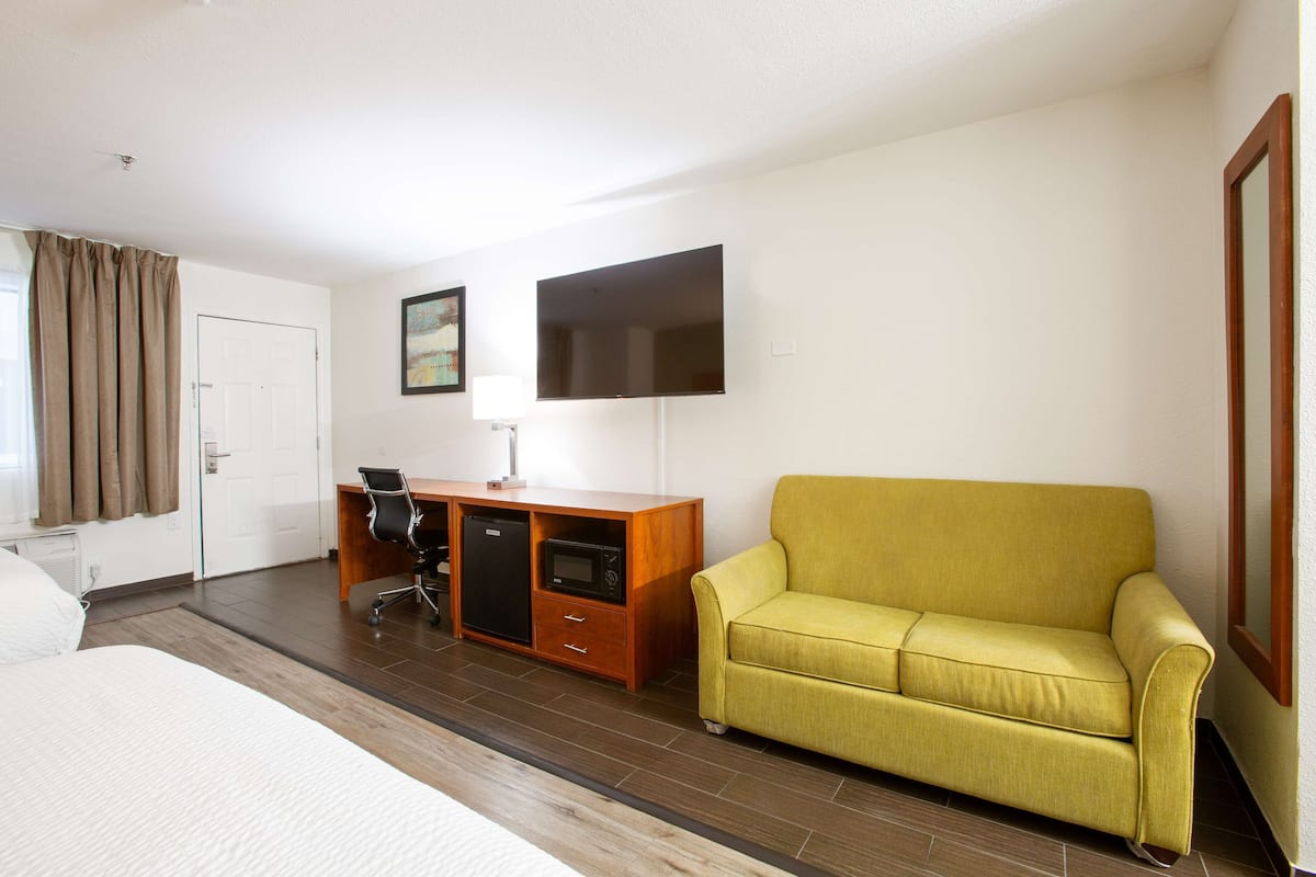 1 bedroom, desk, iron/ironing board, free cots/infant beds