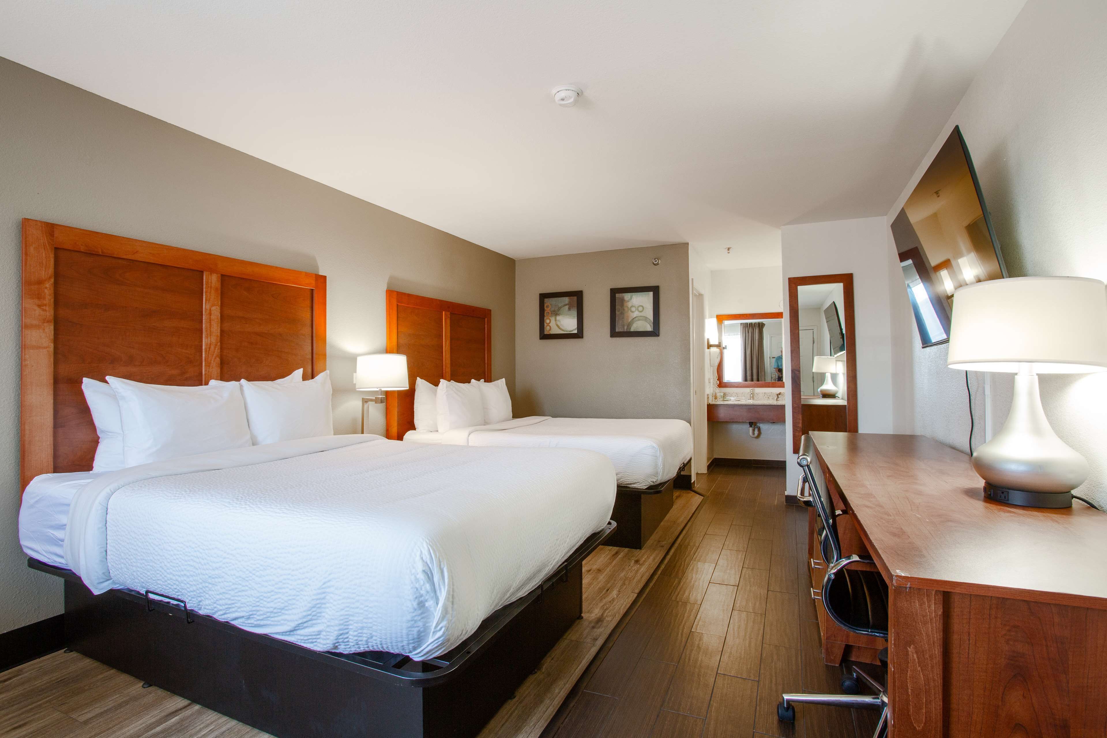 Chambre Standard, 2 grands lits, non-fumeurs | 1 chambre, ameublement personnalisé, bureau, fer et planche à repasser