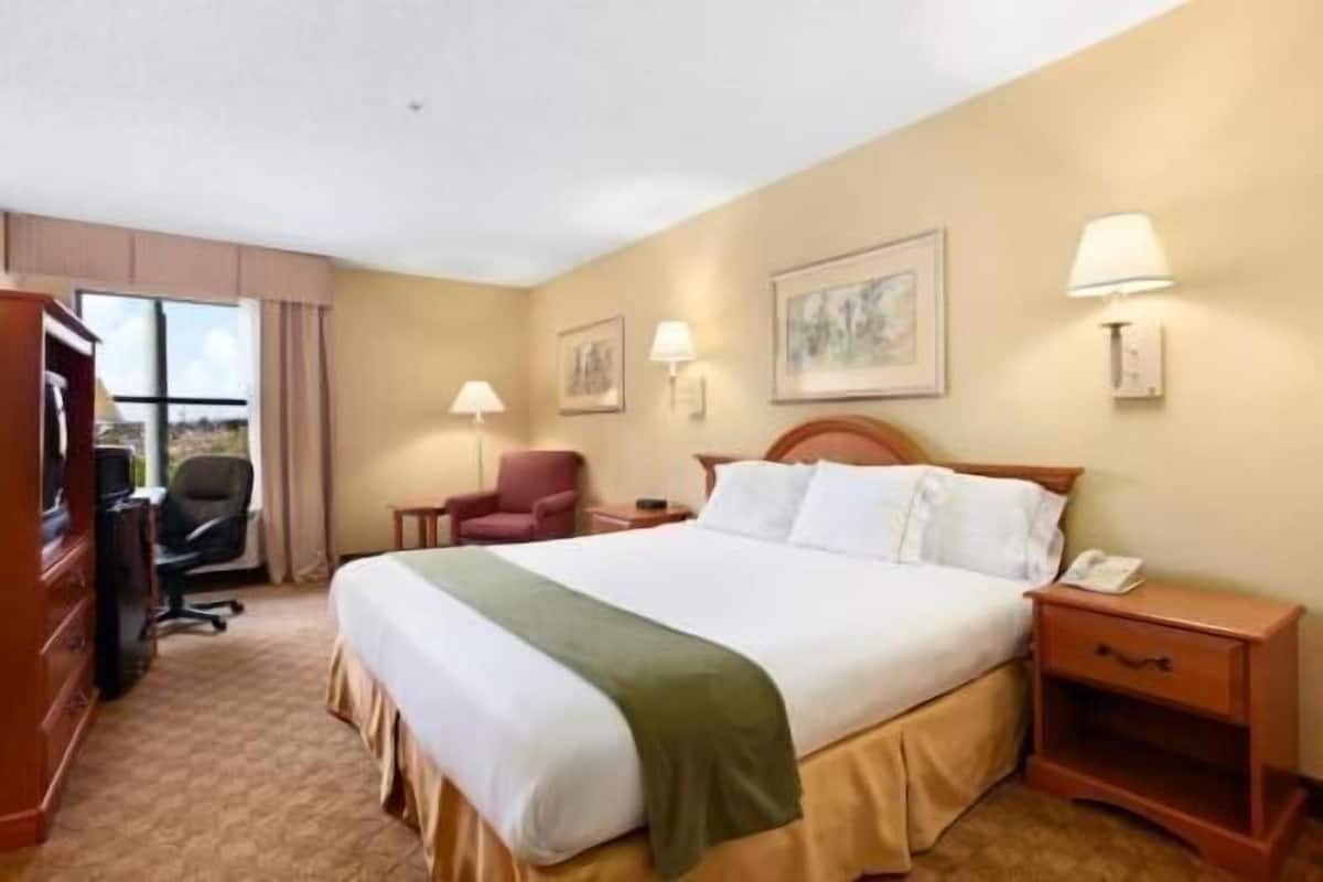 Iron/ironing board, free cribs/infant beds, rollaway beds, free WiFi