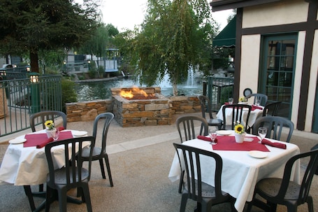 Se sirven desayunos y cenas, cocina americana. Holiday Inn Selma - Swancourt by IHG