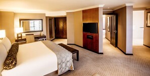 Minibar, in-room safe, desk, laptop workspace - Southern Sun Pretoria (Pretoria)