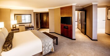 Minibar, coffres-forts dans les chambres, bureau
