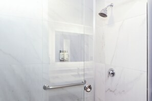 Ensemble douche/baignoire, articles de toilette gratuits, sèche-cheveux