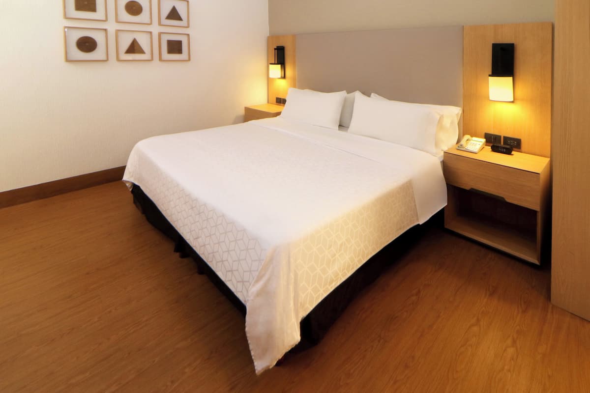Junior Suite, 1 King Bed | In-room safe, desk, blackout drapes, iron/ironing board