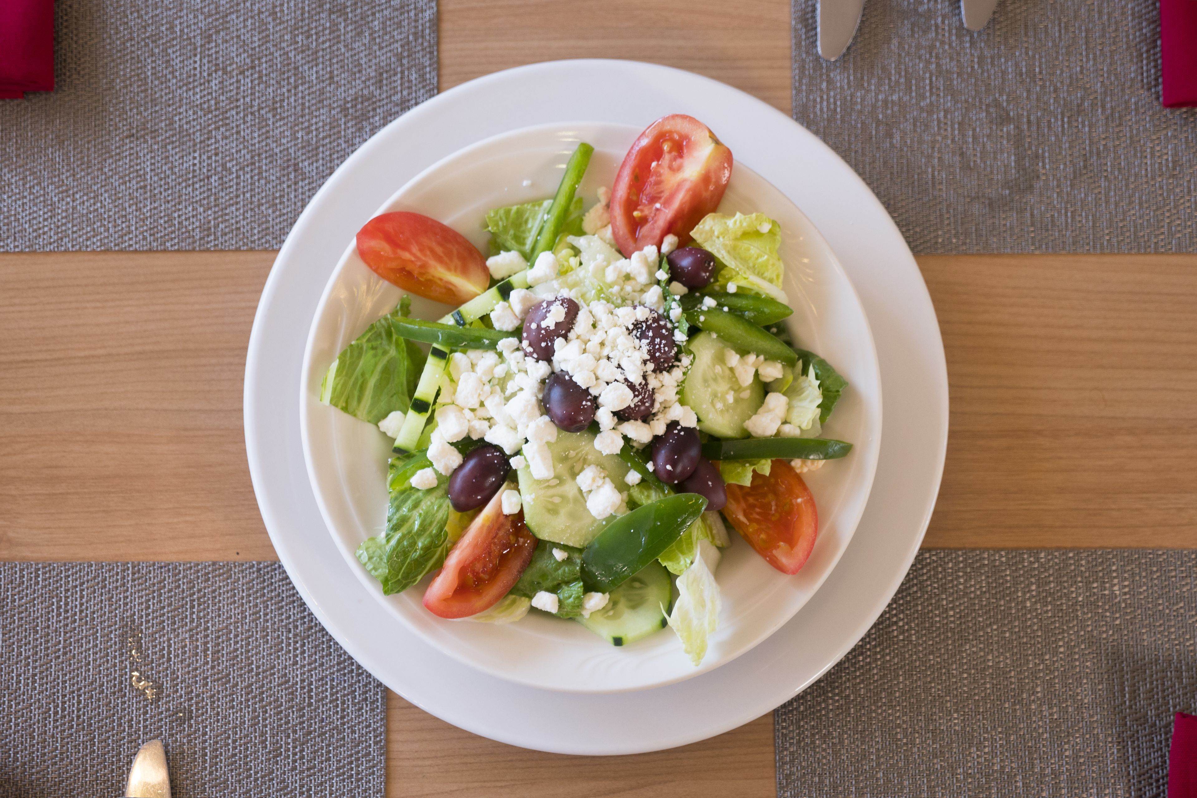 早餐，供應午餐和晚餐