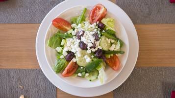 Serveert ontbijt, lunch en diner