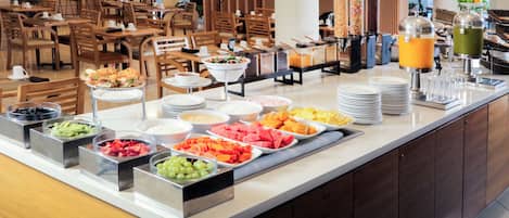 Déjeuner, dîner et souper servis sur place