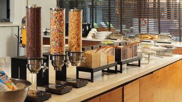 Desayuno buffet diario (MXN 385 por persona)