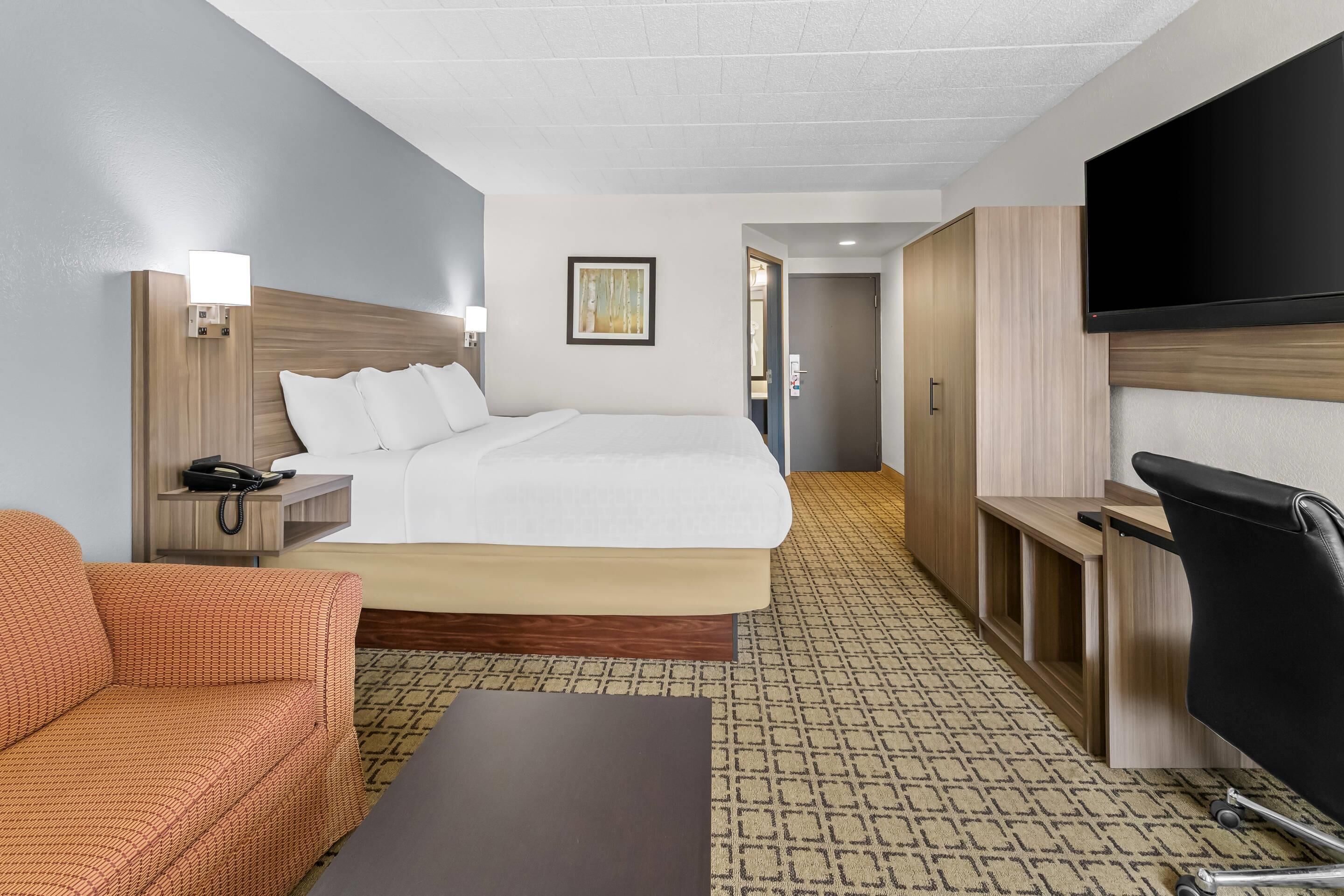 standard room, 1 king bed, non smoking | individually decorated, individually furnished, desk, blackout curtains