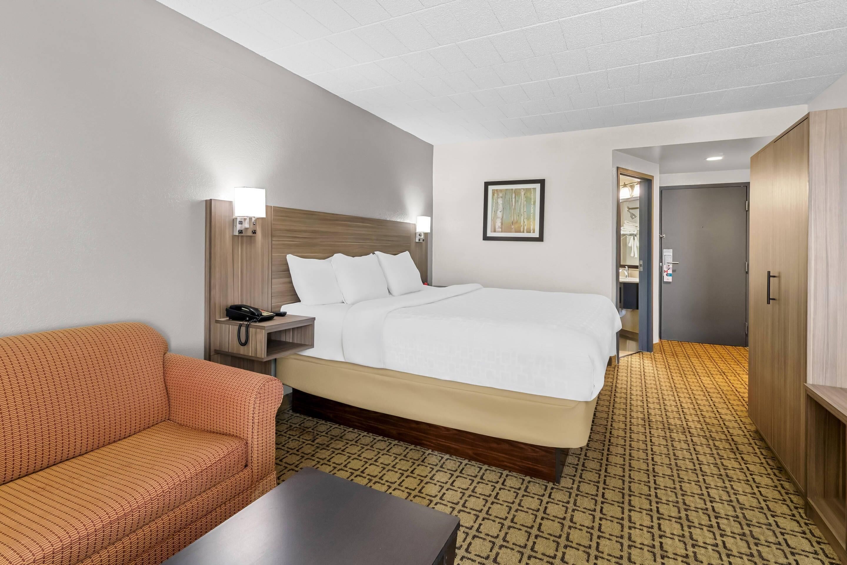 standard room, 1 king bed, non smoking | individually decorated, individually furnished, desk, blackout curtains