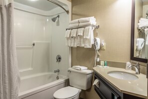 Combined shower/bathtub, free toiletries, towels