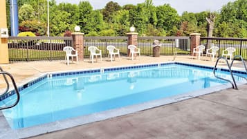 Una piscina al aire libre de temporada