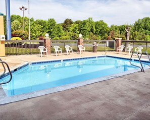 Una piscina al aire libre de temporada