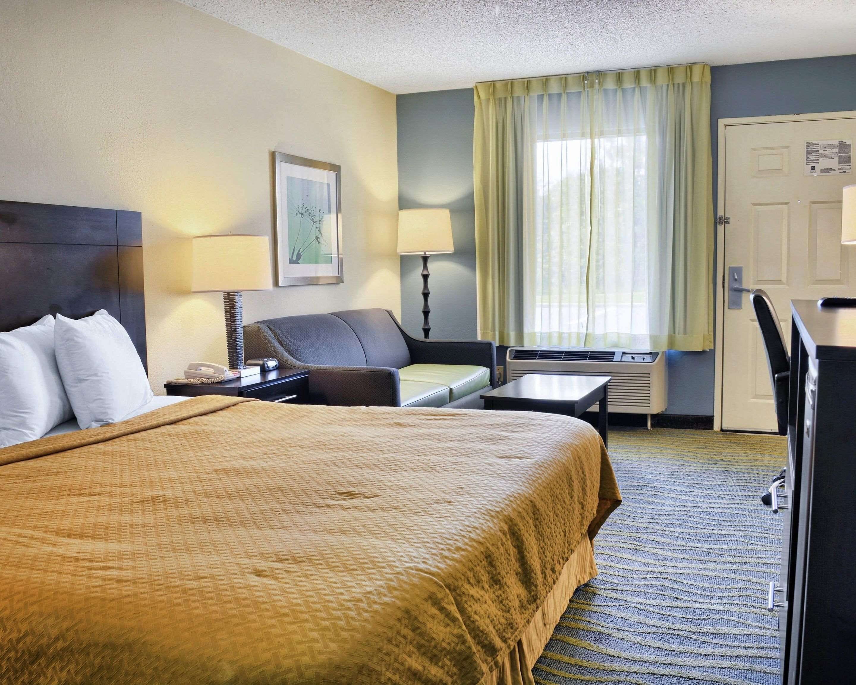 Brankas, setrika/meja setrika, dan tempat tidur bayi gratis