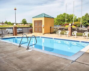 Seasonal outdoor pool - Quality Inn Thornburg (Woodford)