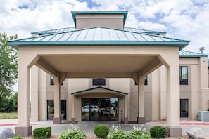 A building with a covered entrance, large windows, and a flat roof. - Econo Lodge Ankeny - Des Moines (Ankeny)