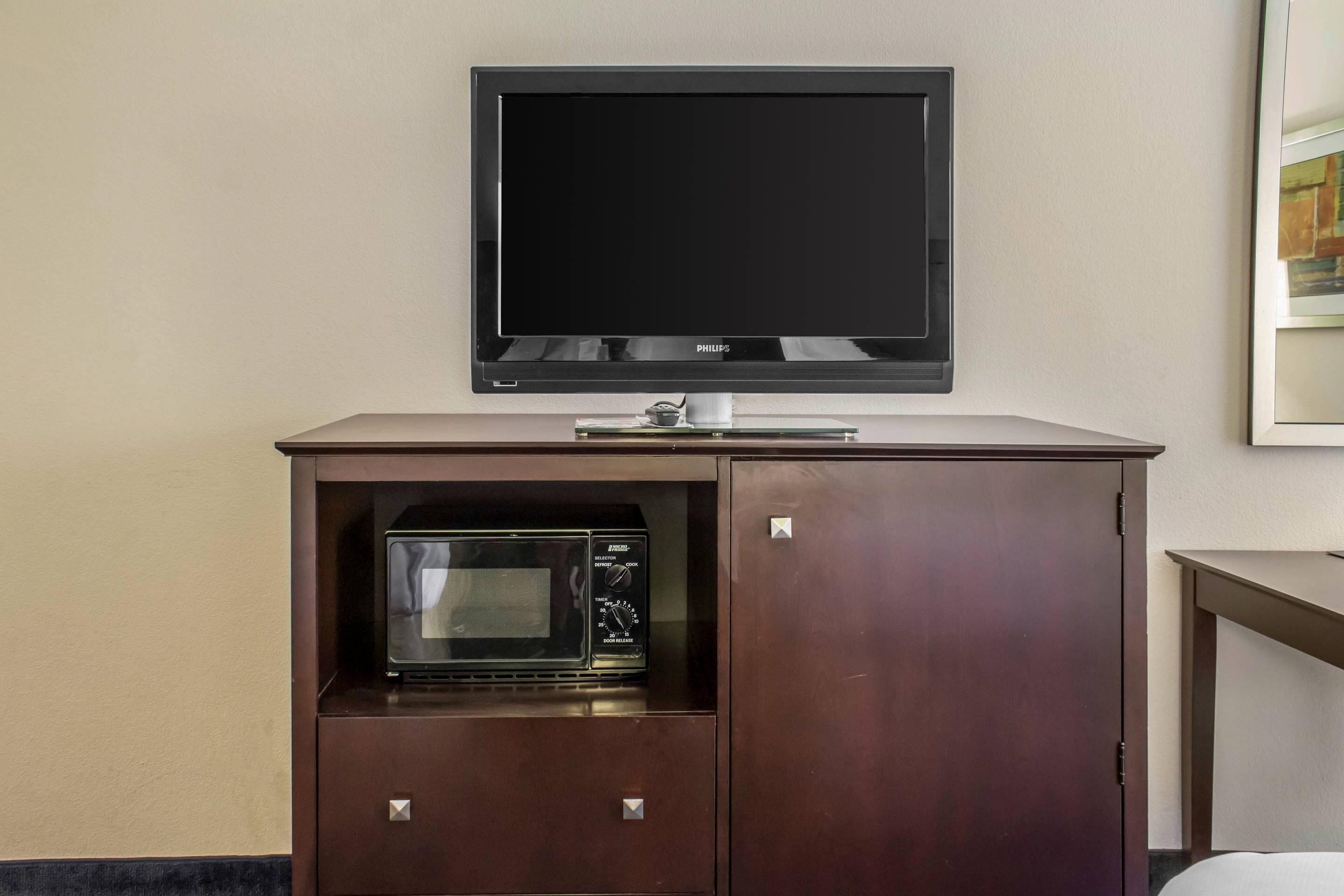 Standard Room, 2 Queen Beds, Non Smoking | In-room safe, desk, iron/ironing board, WiFi (free)