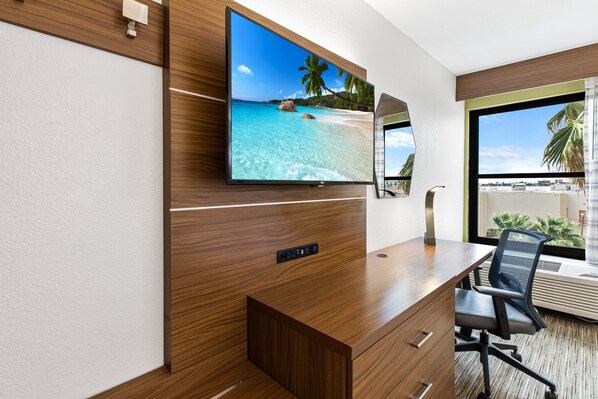 Desk, laptop workspace, iron/ironing board, free cots/infant beds - Holiday Inn Express Harlingen by IHG (Harlingen)