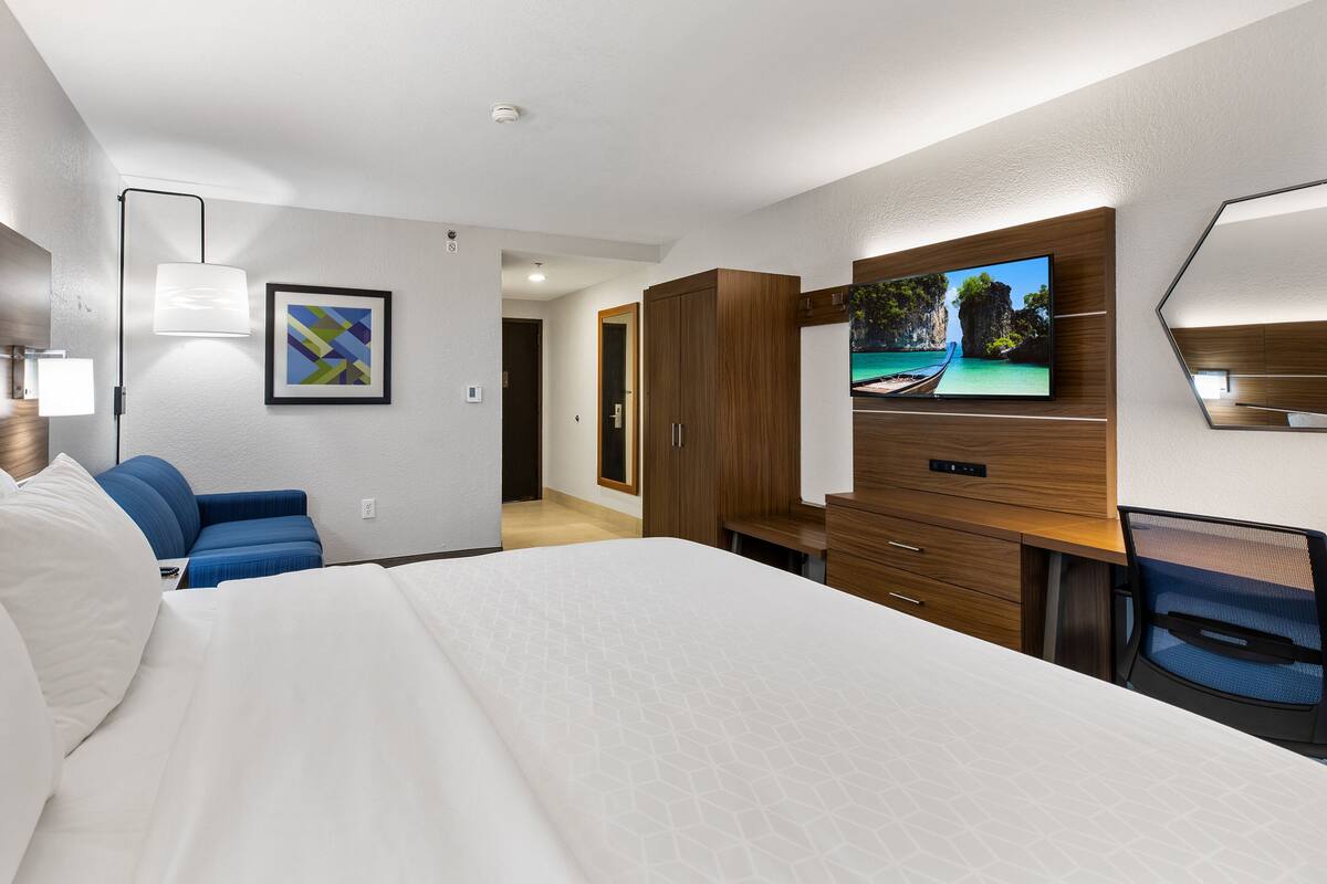 standard room, 1 king bed with sofa bed | 1 bedroom, desk, laptop workspace, iron/ironing board