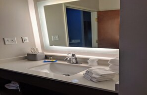 Combined shower/tub, hair dryer, towels