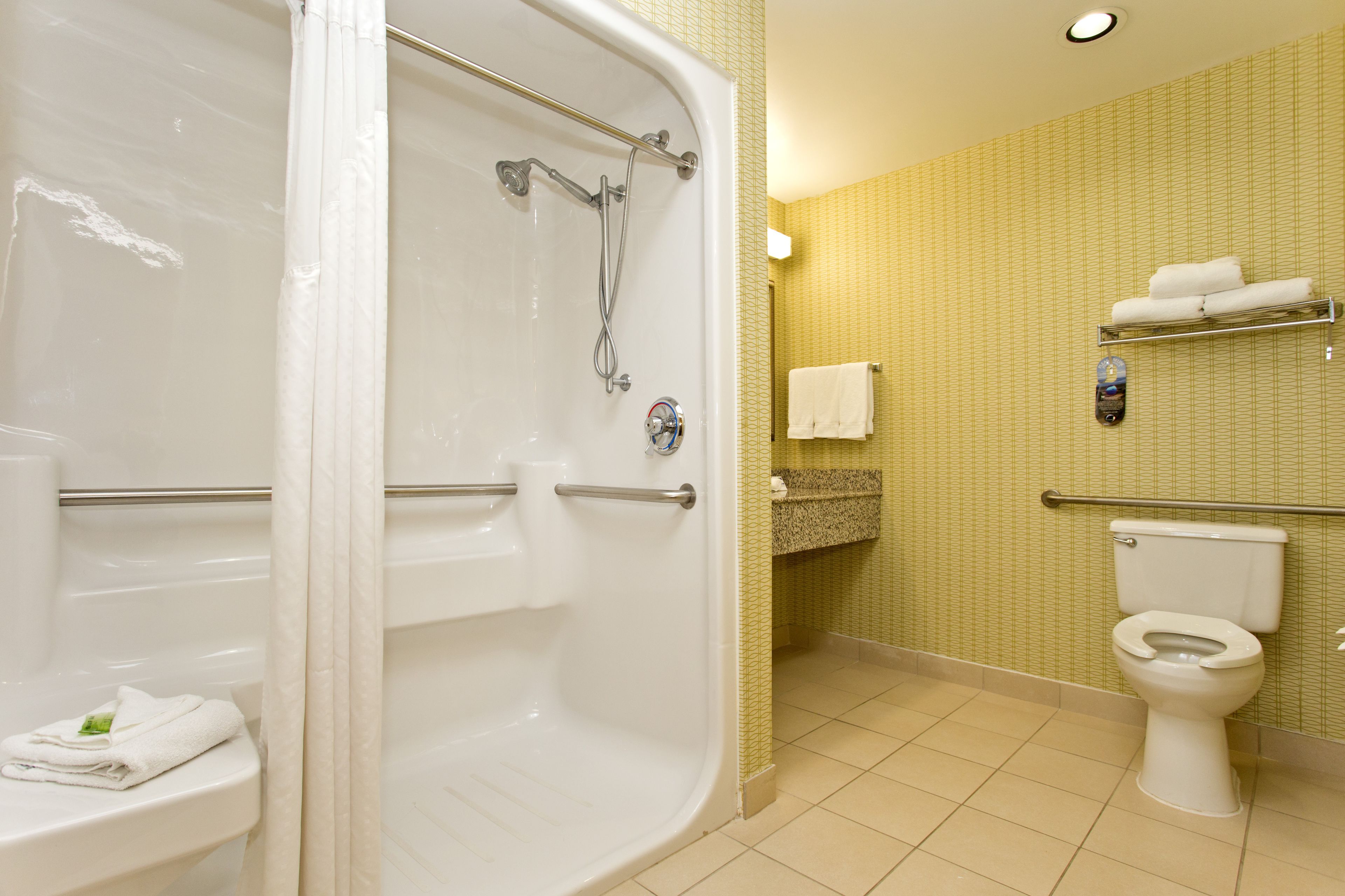 standard room, 1 king bed, accessible (communications) | bathroom | combined shower/bathtub, hair dryer, towels