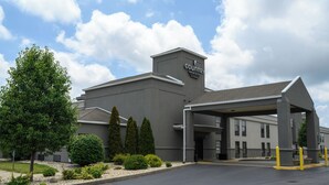 A modern building with a sign reading 'Country Inn & Suites by Radisson.'