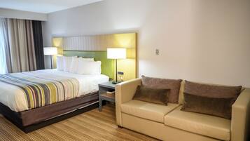 Suite, 1 kingsize bed met slaapbank, niet-roken | Luxe beddengoed, individueel gedecoreerd, individueel gemeubileerd