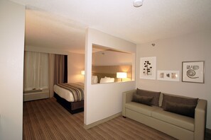 Studiosuite, 1 kingsize-seng med sovesofa, ikke-røyk | Sengetøy av topp kvalitet, individuelt dekorert og individuelt innredet