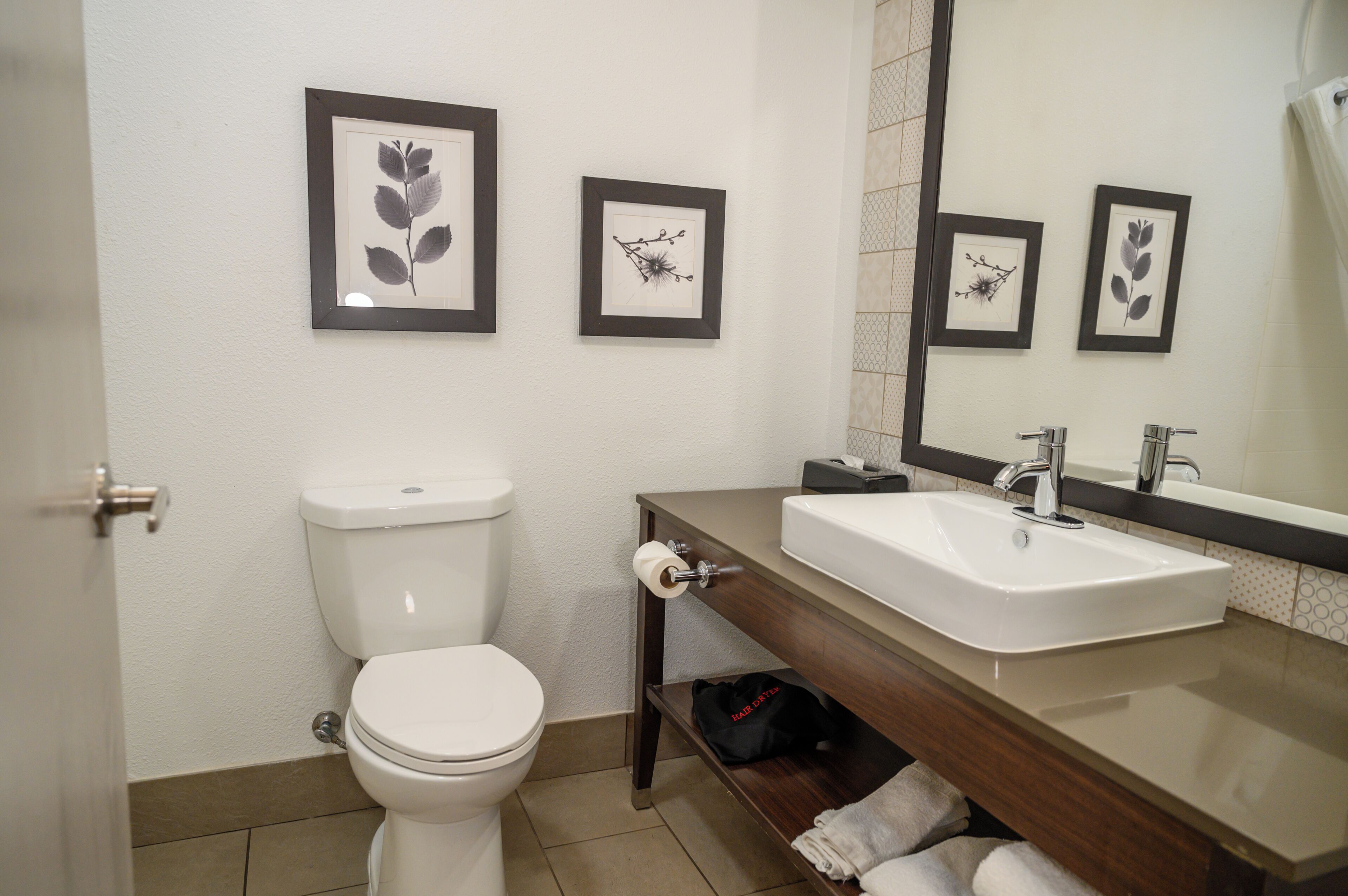 Cabezal de ducha tipo lluvia, secador de pelo, toallas y jabón