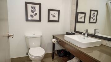 Cabezal de ducha tipo lluvia, secador de pelo, toallas y jabón