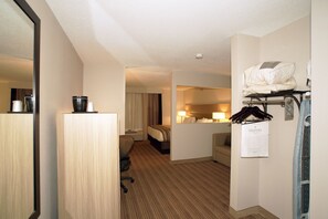 Studio Suite, 1 King Bed with Sofa bed, Non Smoking