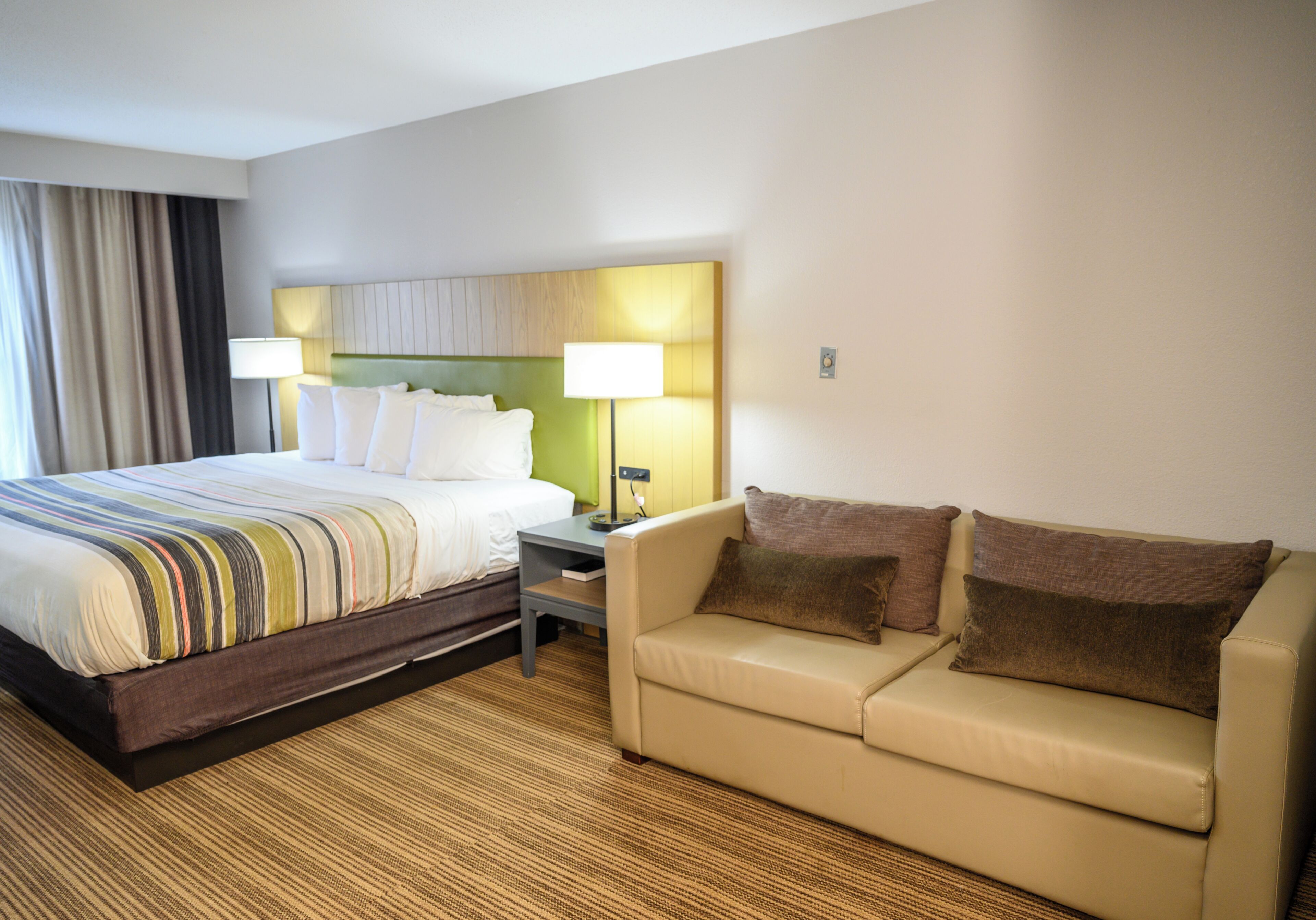 Suite, 1 King Bed with Sofa bed, Upper Floor (No Elevator) | Ropa de cama de alta calidad y cortinas blackout 