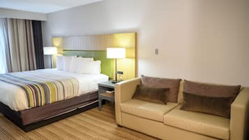 Suite, 1 King Bed with Sofa bed, Upper Floor (No Elevator) | Ropa de cama de alta calidad y cortinas blackout