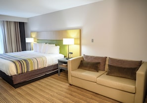 Suite, 1 King Bed with Sofa bed, Upper Floor (No Elevator) | أغطية فراش متميزة وستائر تعتيم ومكواة/لوح كي وأسرّة أطفال/رضّع