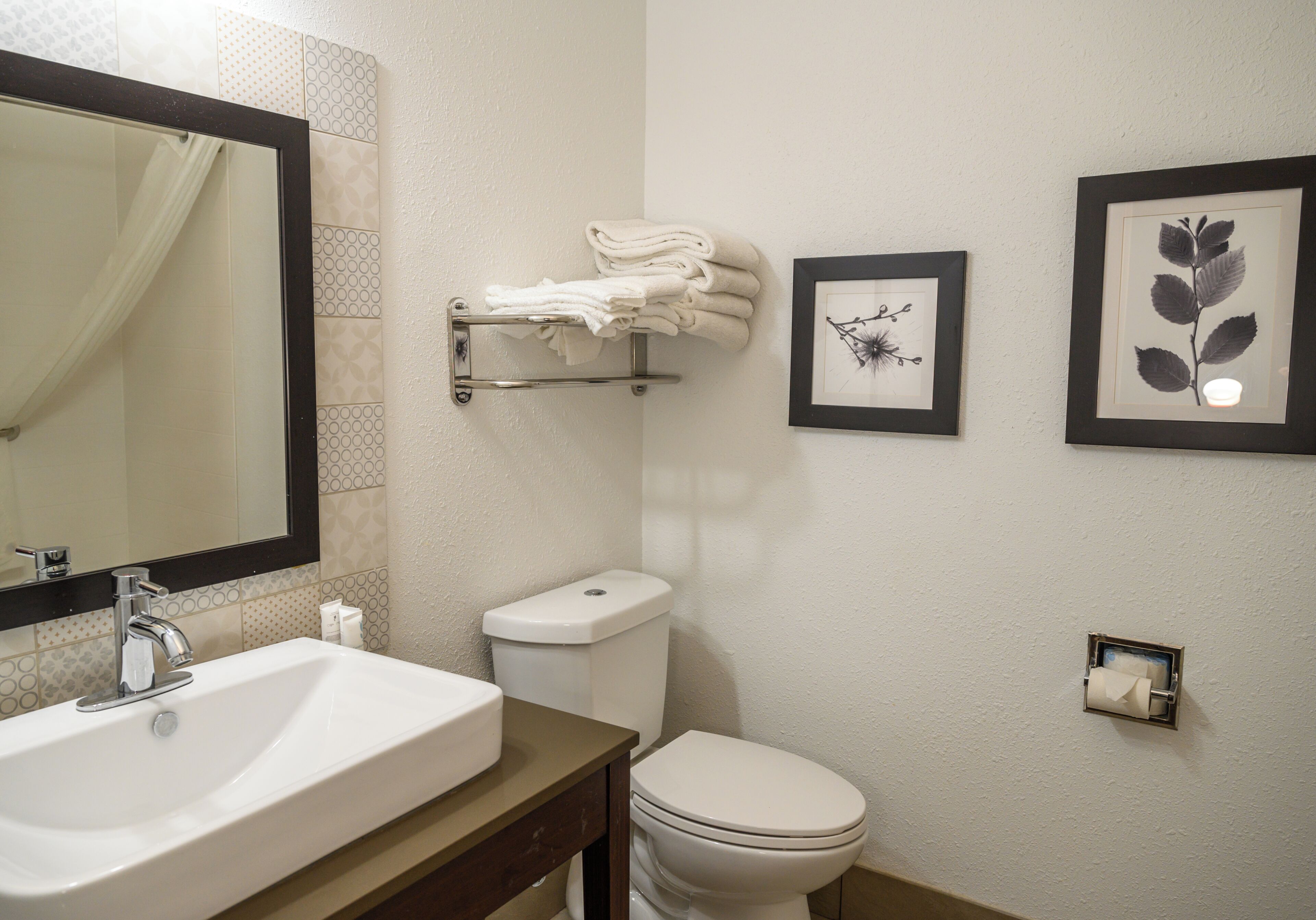 Habitación, 2 camas de matrimonio, accesible para personas con discapacidad, no fumadores | Baño | Cabezal de ducha tipo lluvia, secador de pelo, toallas y jabón