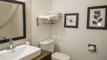 Habitación, 2 camas de matrimonio, accesible para personas con discapacidad, no fumadores | Baño | Cabezal de ducha tipo lluvia, secador de pelo, toallas y jabón