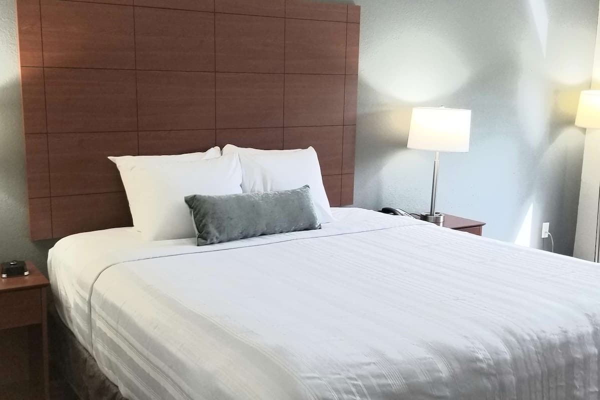 Peralatan tempat tidur hipoalergenik, meja, ruang kerja komputer riba