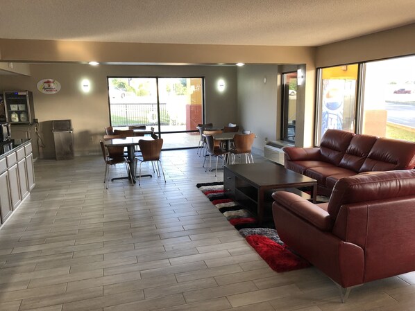 Interior - Super 8 by Wyndham, Orangeburg (Orangeburg)