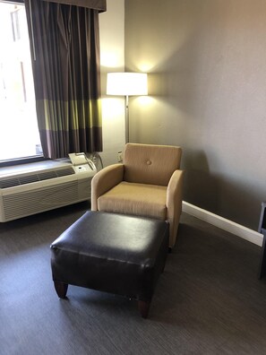 Premium bedding, in-room safe, desk, blackout drapes