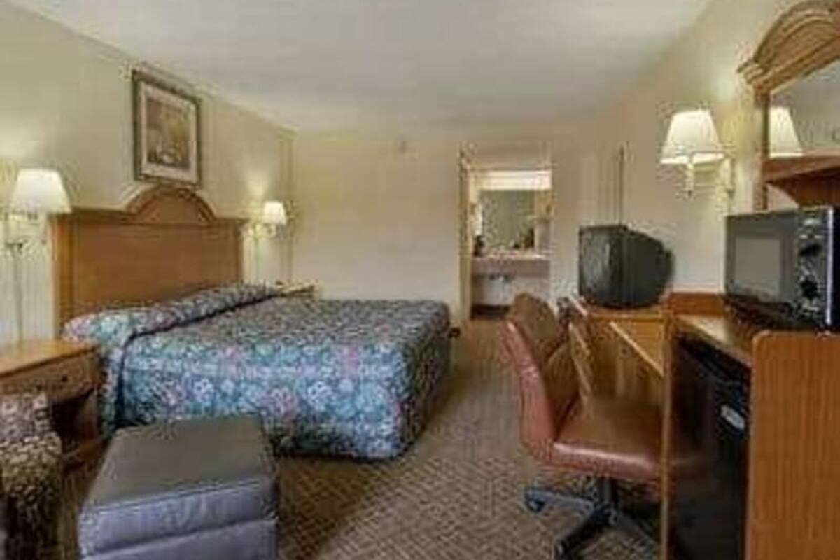 Premium bedding, in-room safe, desk, blackout drapes
