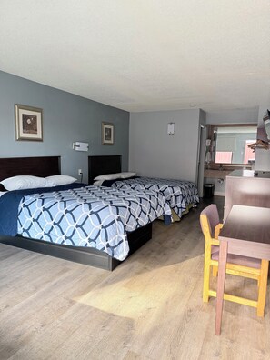 Habitación, 2 camas Queen size | Ropa de cama de alta calidad, edredón y escritorio 