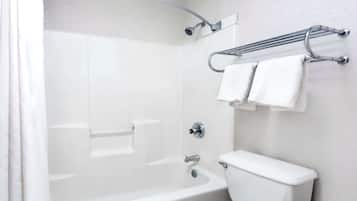 Combined shower/tub, free toiletries, hair dryer, towels