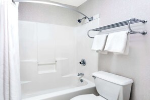 Combined shower/tub, free toiletries, hair dryer, towels