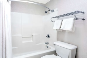 Combined shower/tub, free toiletries, hair dryer, towels